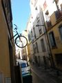 Devanture Casa Bicicleta - demi-vélo sortant du mur 2.jpg